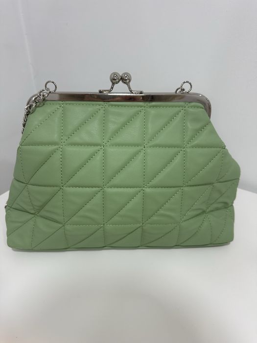 Mala de senhora verde, em bom estado.