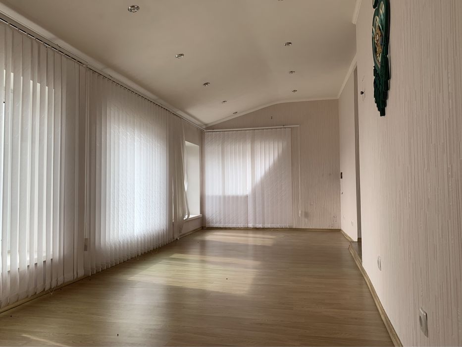 Продаж будинку , центр Гайсина, гараж, підвал, літня кухня, є торг