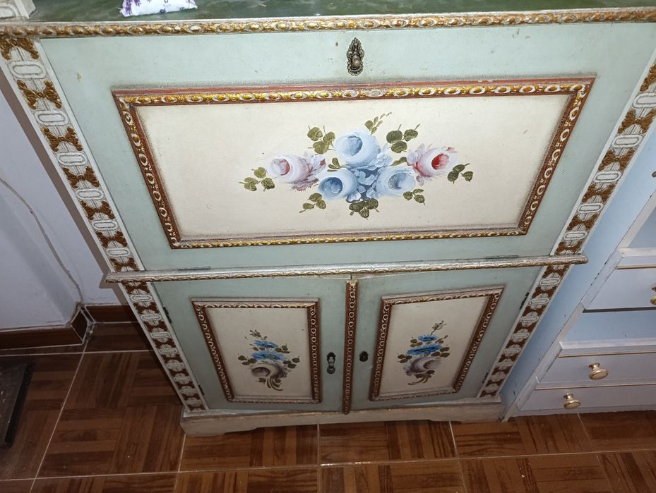Móvel antigo com decoração