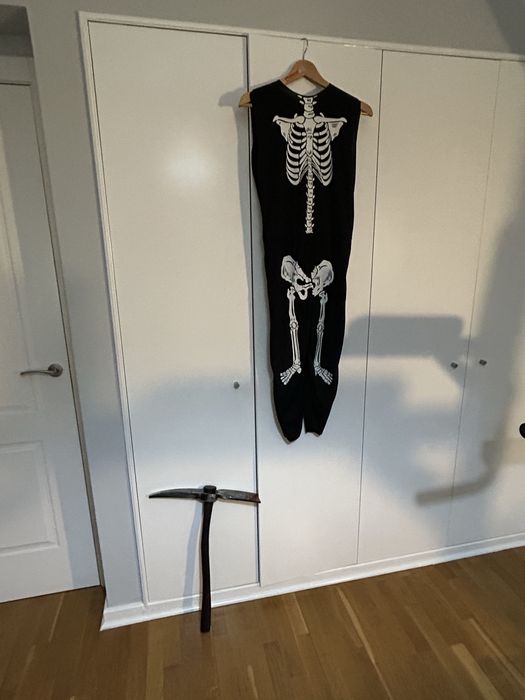Disfarce de esqueleto com picareta