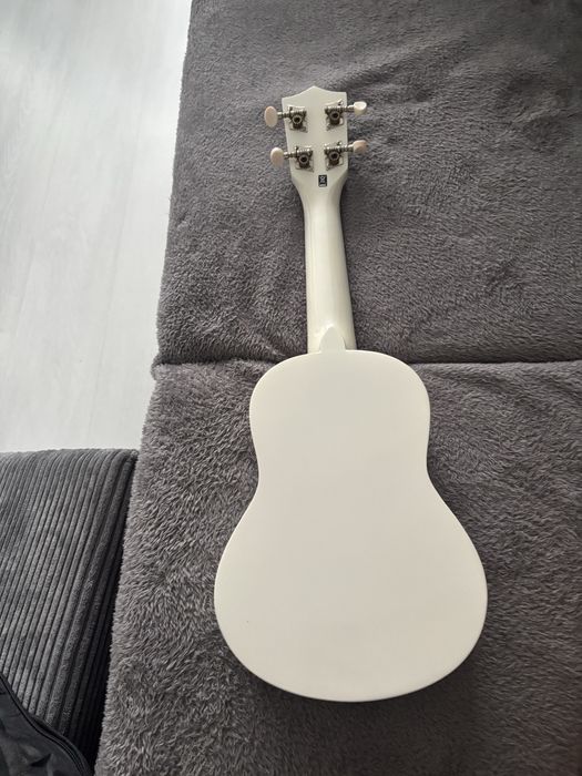 biale ukulele harley benton