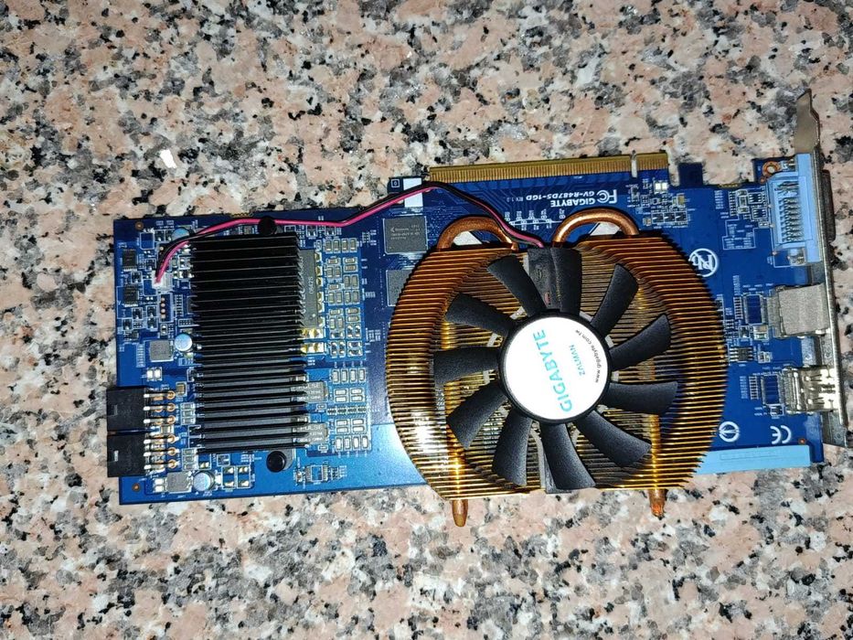Placa gráfica Saphire R9 270 e Gigabyte HD 4870