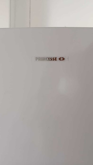 Frigorífico semi novo.
