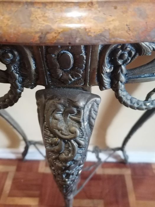 Bonita credência metal com tampo pedra mármore rosa como nova
Se encon