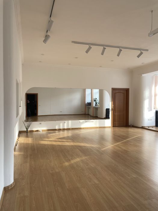 3 хв від метро Оренда світла студія зал погодинно центр йога танці