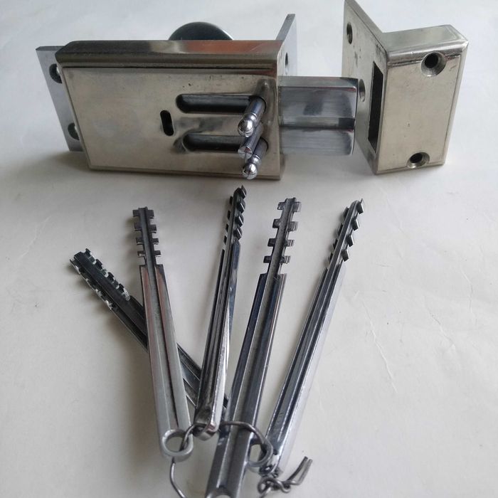 Замок ригельный 5 ключей.