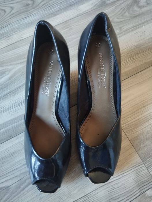 Czółenka na koturnie skora lakierowana 38