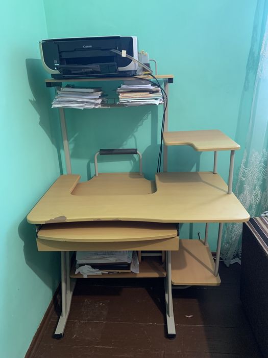 Комп‘ютерний стіл універсальний