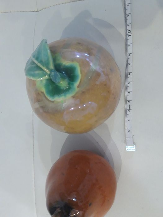 2 frutos de cerâmica decorativos (pêra e pêssego)