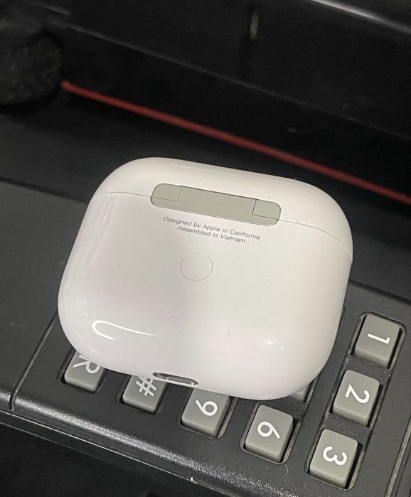 AirPods 3 оригінал кейс без навушників стан гарний ціна договірна