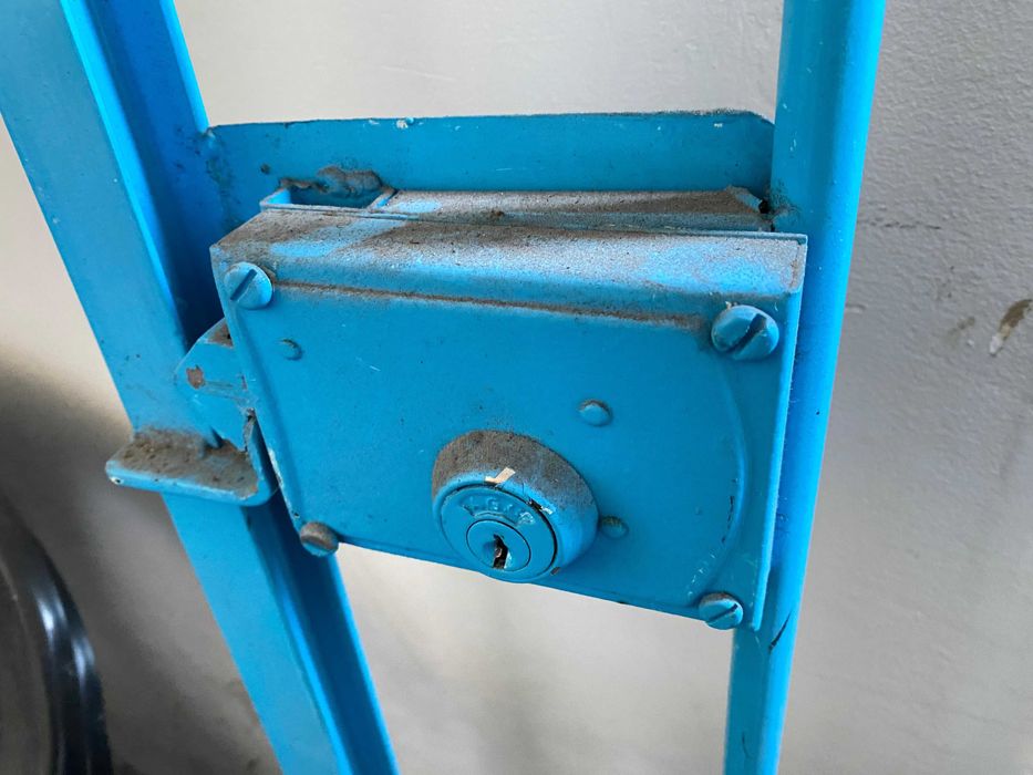 Portão de ferro com dobradiças