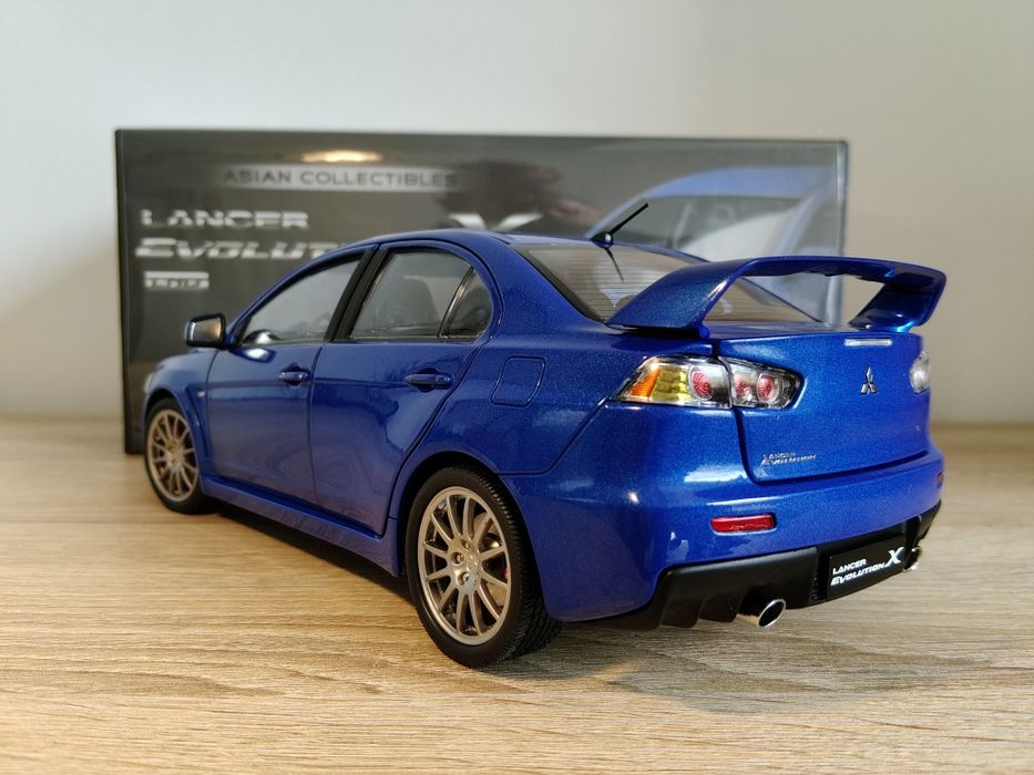 Mitsubishi Lancer Evo model w skali 1:18 VIAT/otwierane elementy