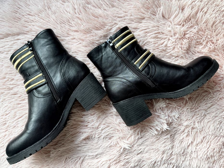 Czarne botki ze zlotymi zdobieniami