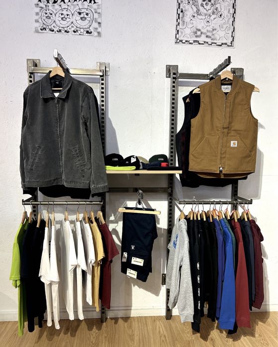 Sistema de expositores e prateleiras de loja para roupa