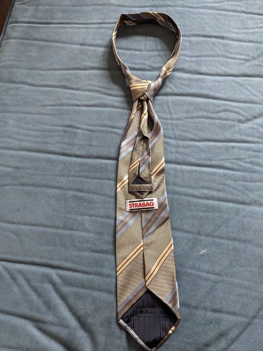 Krawat w srebrno niebieskie pasy - Stylowy dodatek