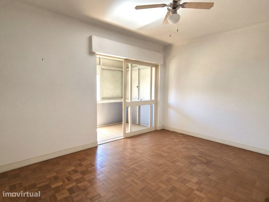 Apartamento T2, no rés do chão, no Centro de Alvide, em Cascais.