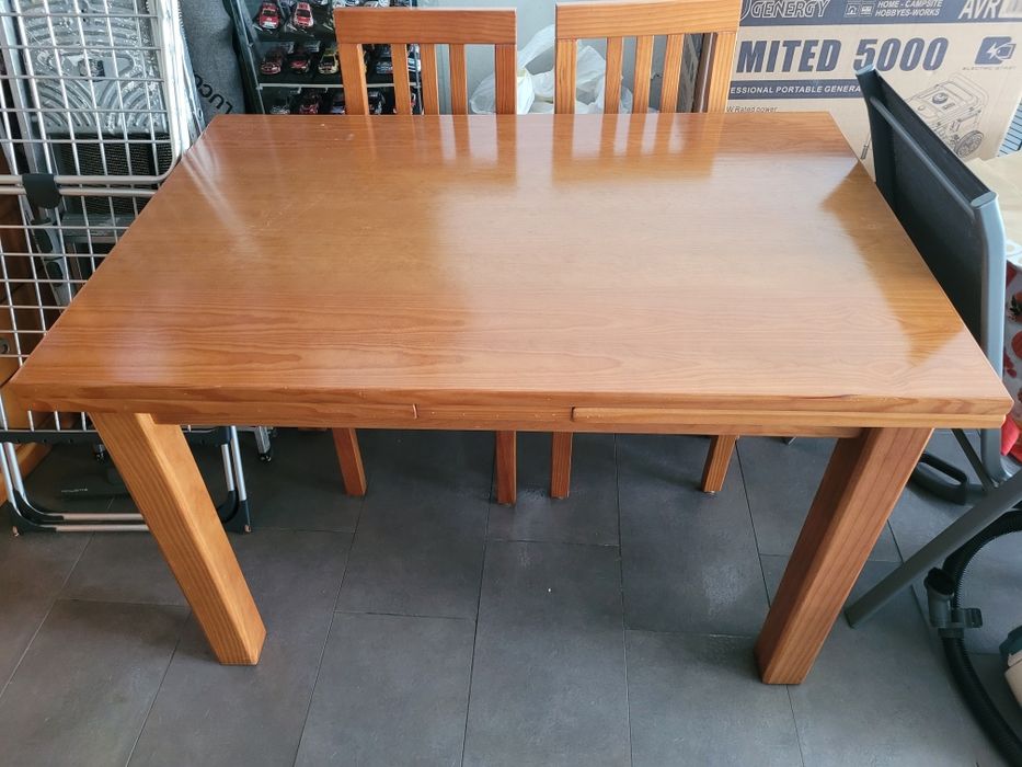 Mesa em Madeira extensivel com 4 cadeiras64564331890434121