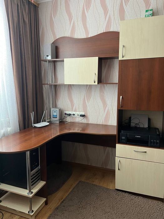 Кутовий комп’ютерний стіл-комплекс