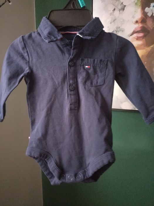 Granatowe body polo Tommy Hilfiger długi rękaw kieszonka niemowlęce 56 premium dla chłopca