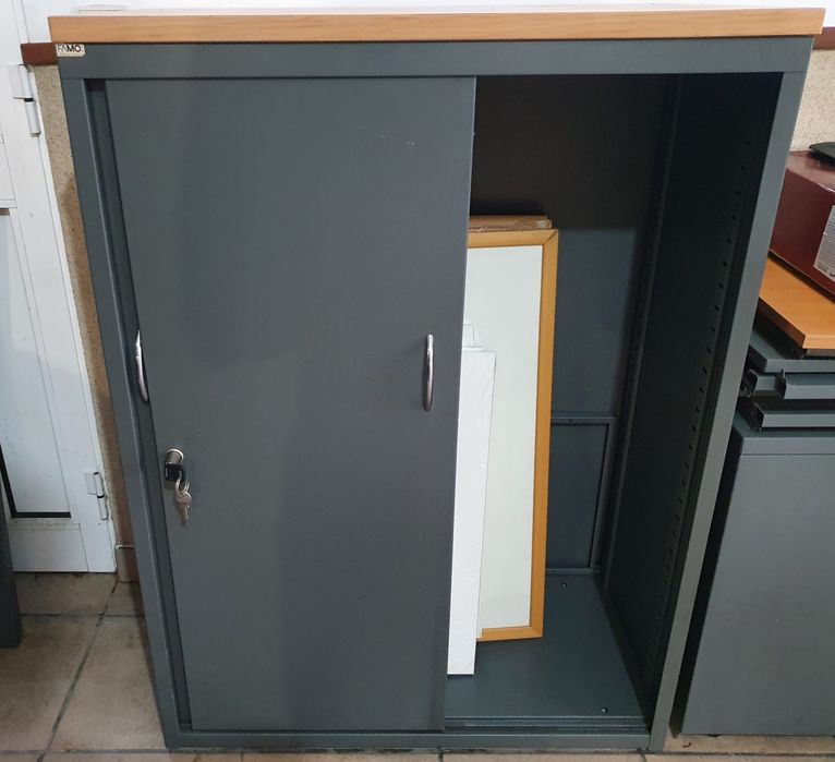 Armário com portas de correr.