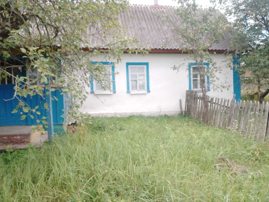 Продається хата недалеко від центру смт Лугини