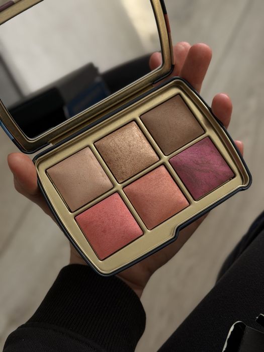 Палетка HOURGLASS Swan