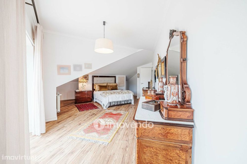 Apartamento T3 Duplex, com estacionamento, no Condomínio do Loural