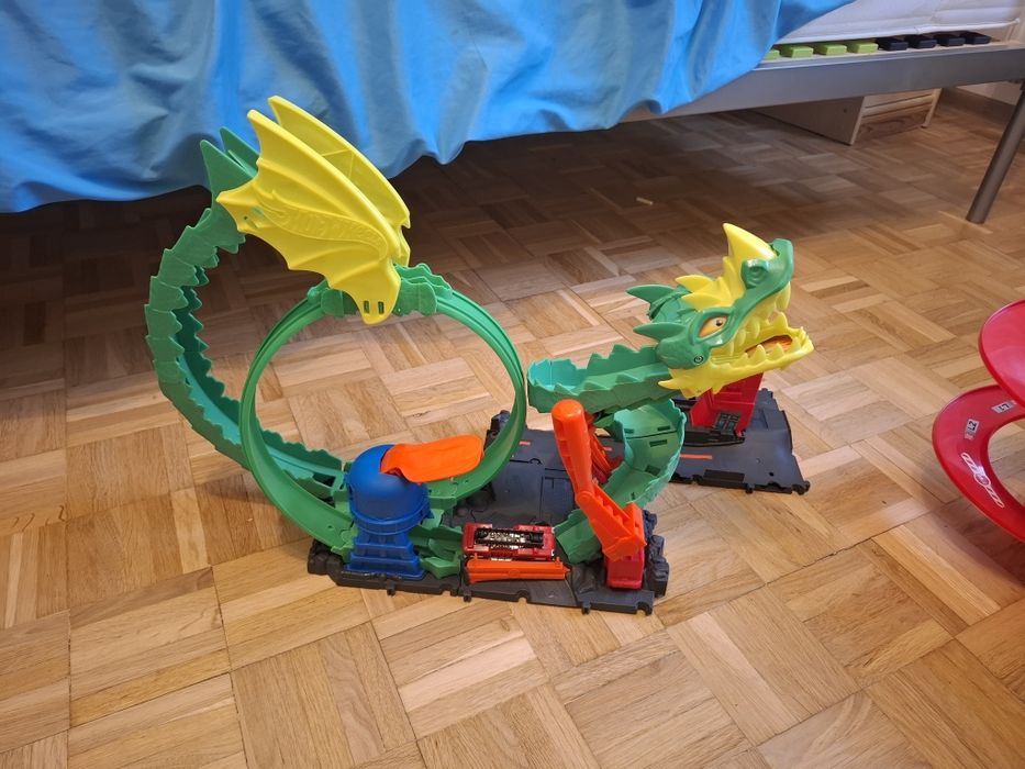 Tor Hot Wheels dragon pętla smoka