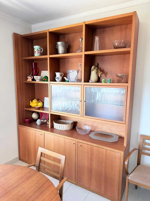 Estante de sala com vitrine em cerejeira maciça, feita à mão