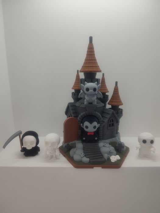 Castelo Assombrado com Figuras de Halloween