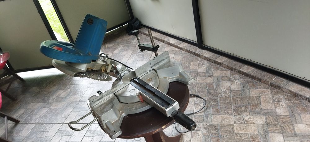 Горизонт. Торцувальна пила .