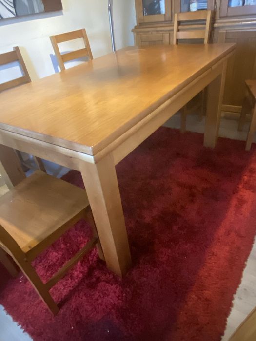 Mesa de madeira maciça, extensiva incluso com um conjunto de 5 cadeiras