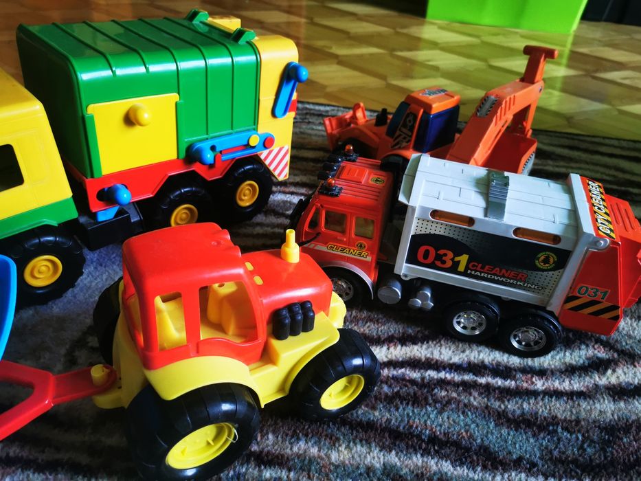 Auta ciężarowe różne.