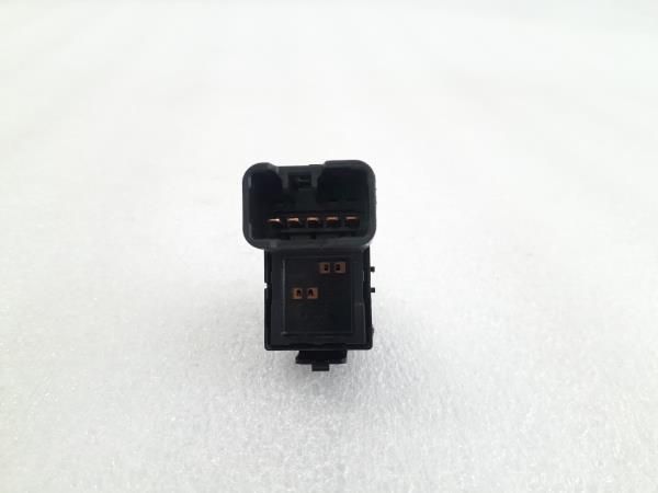 Comando / botão / interruptor vidros trás direito MITSUBISHI Space Sta