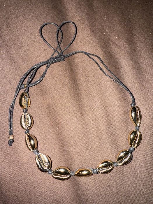 Fio chocker conchas douradas