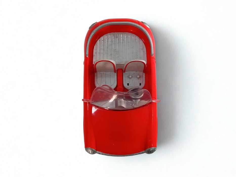 Carro vermelho de brinquedo