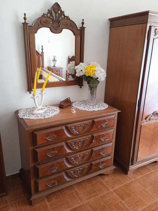 Móvel de QUARTO COMPLETO (Colchão incluído) em Castanho