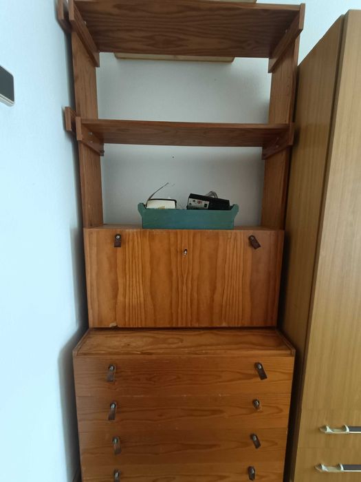 Mobília diversa (sofá, cama de solteiro, cómoda e roupeiro)