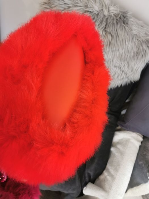 Piękna czerwona futrzana torebka kuferek na łańcuszku