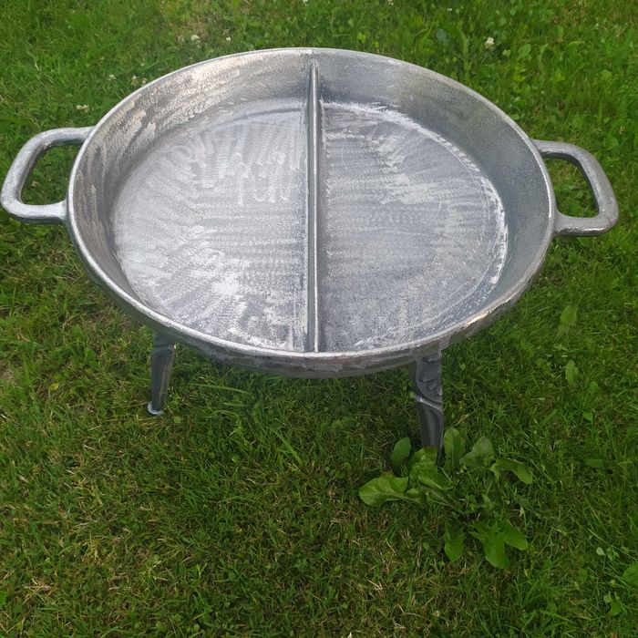 Patelnia żeliwna dzielona z nóżkami 50cm Grubość dna 1cm Żeliwiak