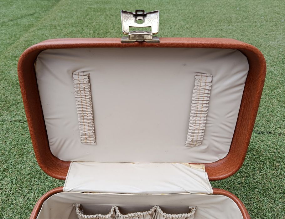 Mala de Beleza Vintage Castanha em Bom Estado | Vintage Brown Vanity Case in Good Condition
