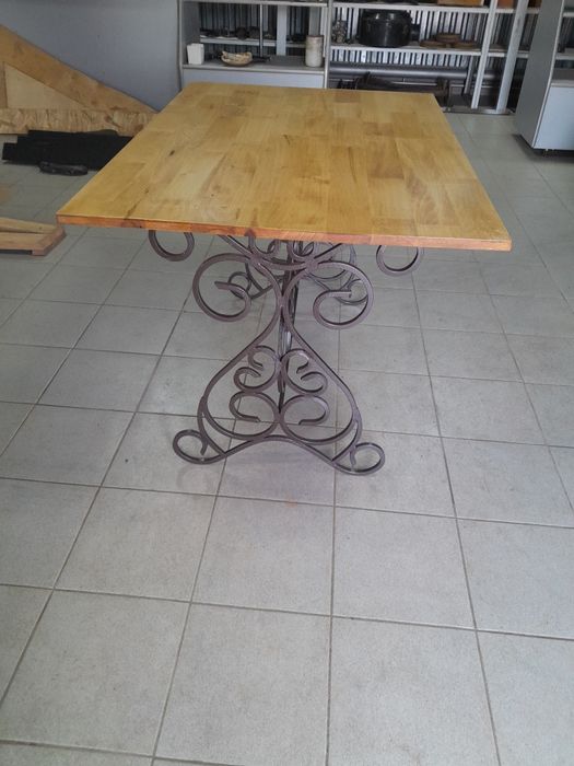 Стіл металевий декоративний