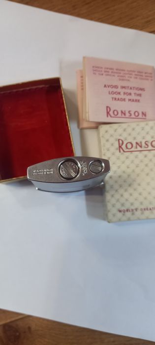 Зажигалка Ronson.