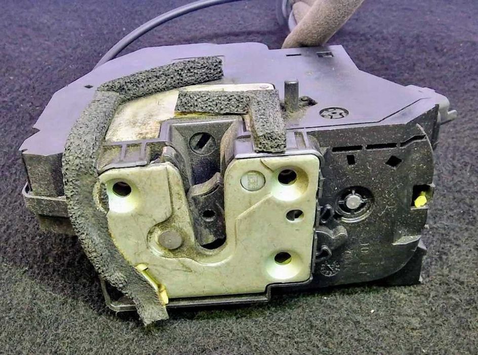 Fechadura / Fecho Porta Trás Esquerdo 825012422R - RENAULT CAPTUR I