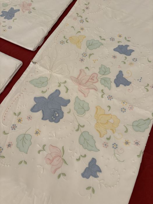 Lençol de cama com 2 fronhas – Bordado da Madeira