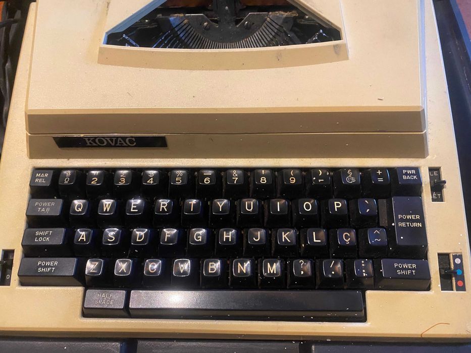 Máquina de escrever eletrónica