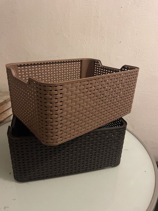 2 plecione plastkikowe koszyki