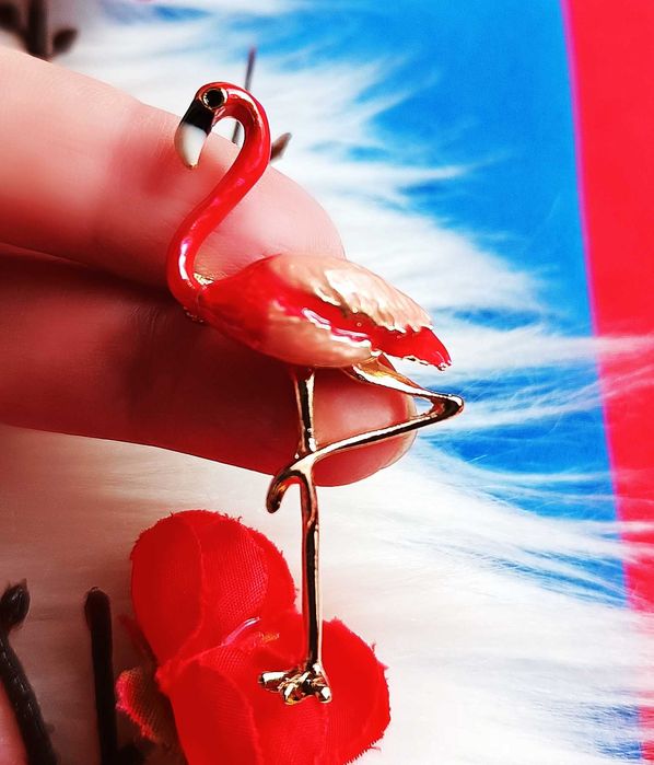 Broszka flaming, nowa