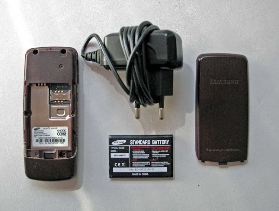 Samsung. Telemóvel usado com ecrã partido.