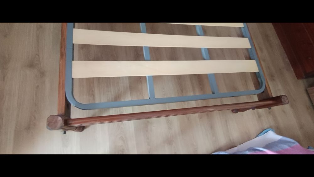 Cama casal e mesinhas cabeceiras  Madeira  compacta
